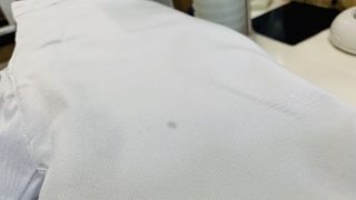 完全に諦めていた何時付いたのかも覚えていない真っ白なお洋服に洗っても取れない薄っすら残ったインクを取り除く