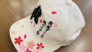 白い帽子や淡色系の帽子は特に額に近い部分が変色しやすいので気が付いたら特殊染み抜きで取り除きましょう
