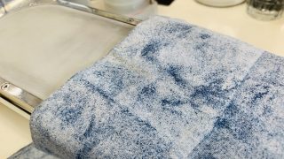色柄物のお洋服は洗剤水に長時間漬け込み過ぎますと色の部分から色が流れ出して他の部分に滲んで移動してしまうかも
