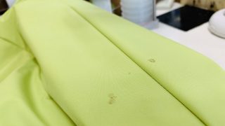 保管中に出てきたシミは既に付いていた食べこぼし等が保管中に時間と共に変化して浮き出てきた可能性が高いんですね