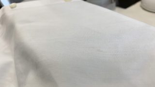 お家のお洗濯では何をしても落ちなかったワイシャツに付いた黄色いシミは無理をする前にご相談下さい