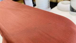 お洋服に最初から毛染め液が付いている事が分かっている場合には応急処置をする前にご相談下さいませ