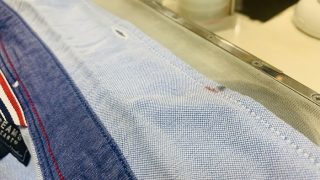 お洋服に付いてしまった濃い色に見えるインクは触ると広がりやすく滲んでしまうので取り扱いには気を付けましょう