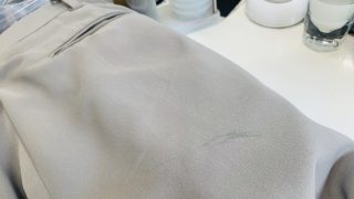 気が付いたら何かは分からないが黒い汚れの様なシミがパンツの後ろ部分に付いてしまった