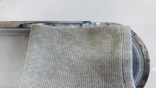 お洋服の袖口は皮膚に直接触れる部分なので特に一番色の変化が表れやすい目安になる部分です