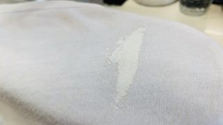 「ペンキ塗りたて」にもしも近づいて付いてしまった時には決してシンナーやアルコールや除光液で擦らないで下さい