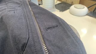 お洋服に付いているチャックや金属装飾品の周りは色が変化しやすいので気になる場合には色を直しましょう