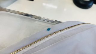 シミは洗剤や水を付けてゴシゴシ擦ってしまう事が非常に多いのですが浸透して取れにくくなる可能性が高いです