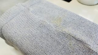 クローゼットから出して見たら何にもなかったハズなのに黄色いシミ浮き出ていた事はありませんか？