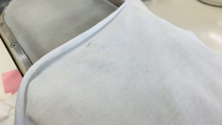 お洗濯では残ってしまう黒い汚れの正体は水にも油にも溶けない固形物質かも