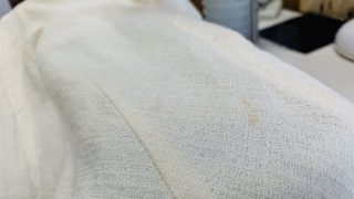 お洋服のシミや黄ばみは一度気にしてしまったら小さくても気になりますのでそんな時にはピンポイントで取り除きましょう