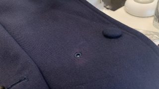 濃色のお洋服は着用による擦れ等のダメージで色が変化しやすくや脱色したりする事があります
