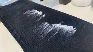お洋服にペンキやアクリル絵の具等の塗料が付いた時にはハンカチやティッシュでゴシゴシは止めておきましょう