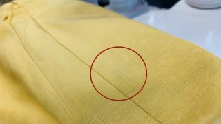 黒い汚れは水にも油にも溶けない固形の汚れが多く触ってしまいますと生地の奥深くまで入り込みます