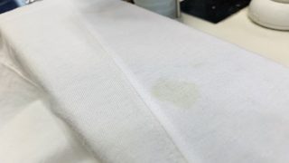 お家では中々取り除けない黄ばみを見つけたら染み抜きは無理をせずに取り合えずご相談下さいませ