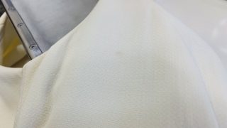白いお洋服の場合には脇部分がだんだん赤っぽくなったりピンクっぽくなってくる事があります