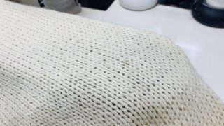 目には見えない位の薄くなった汚れやシミでも落とせずに残ってしまいますと後から浮き出てくる事があります