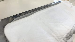 袖口の淵が擦れにより黒ずんでしまう折り目の部分にはスレ等のダメージが発生しやすく皮脂汚れも集中して付きやすいのです