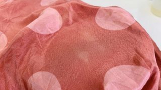 お洋服の色が擦れたのか汗の汚れなのか無くなってしまい白くなっているのは直りますか？