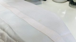 お着物に何が付いたのかは分からないが血液の様なシミが付いてしまいましたが応急処置はどうすればよいですか？