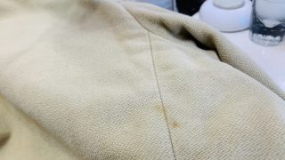 このシミはコーヒーか？醤油か？実は食べこぼしのシミが時間が経ってタンパク質の変化により似た様な色になります