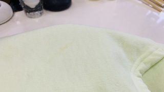無かったはずのシミが浮き出てきやすいお洋服は「水洗いが出来ない洗濯表示マーク」が入っているお洋服に多いです