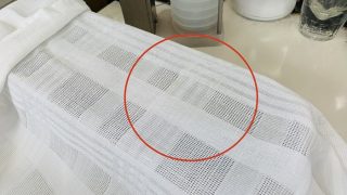 何度クリーニングしても取れない白いお洋服に薄っすらと浮き出ている黄ばみは取り除けますか？