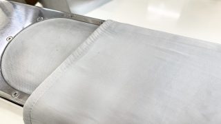夏物衣料の特に淡色系のお洋服はシミが残っておりますとそこから黄色くなったり等の変色が起こりやすいです