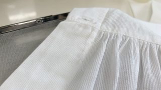 もしもお洗濯では取れない赤いシミを見つけたらそれは錆（さび・サビ）の可能性が高いのでご相談下さいませ