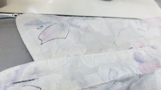 お気に入りのブラウスの襟が黄色くなっていたら早めに取り除く様にしみ抜きで対応致しましょう