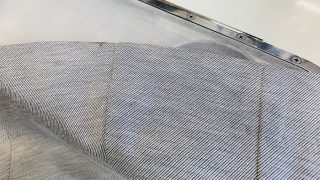 もしも車のドアに挟んで汚れてしまった時には汚れで分かりにくいですが生地にもダメージが発生している場合もあります