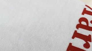 お家でもクリーニング屋さんでも毎日洗っていたとしても取り切れない黄ばみは少しずつお洋服に残って存在致します