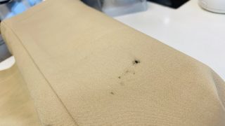 黒っぽい墨やスス等のシミの場合は無理に取ろうと致しますと生地にダメージが発生致しますのでご相談下さいませ
