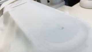 お家でのお洗濯時に色柄物と一緒に淡色系のお洋服を洗ってしまい色が移ってしまう事例が多くあります