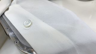 クローゼットから出して見たら保管中には無かったハズの部分的に黄色いシミが浮き出ていた