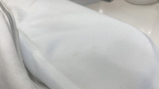 寒くなってきた時期に多いシミ抜きがクローゼット保管中にシミがキイロく浮き出てきてしまった事例です