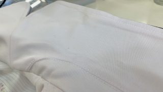 エリから下の前立てや袖部分に食べこぼしや皮脂汚れや汗等が部分的に付いたままですと後で変化します