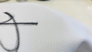 サイン入りのユニフォームのサインを消してユニフォームを試合観戦等で着用して使いたい人が増えてきています