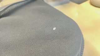 瞬間的にシッカリと固めてしまう接着剤はお洋服の生地に付いてしまっても取り除く事は出来ますか？