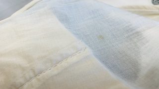 長時間保管中に現れた黄ばみ等のシミは生地にダメージを与えてながら色を変化させております