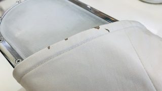 時間が経ってしまった血液のシミは酸化（腐食）により変化してしまいかなり取れにくくなります