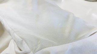 襟元や袖口や脇の部分に知らない間に発生してしまう黄ばみは中々お家では取れない場合が多いです