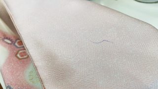 お着物に付いてしまったボールペンのインクの染みは応急処置で触る方が良いのか？良くないのか？
