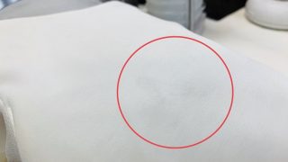黒っぽいススの様なシミは細かい粒子になって糸の内部に入り込みやすく取れにくくなってしまいます