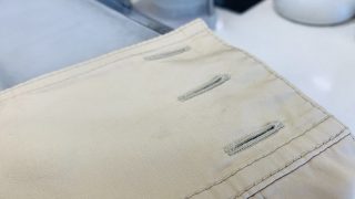 淡色のお洋服の色は部分的に擦ったり漂白したり致しますとシミの周りまで白く色が抜けてしまいます