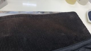 寒くなっててきたので着用しようと出したジャケットのコーデュロイ襟が赤く変色していた