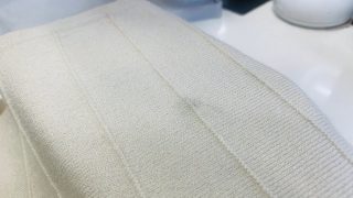黒い汚れを擦ったりしてしまいますと生地に入り込み非常に取れにくくなってしまうんですね