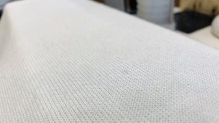 「クリーニング屋さんで染み抜きをしてもらったけど取れなかったのでどうにかして欲しい」というご依頼です