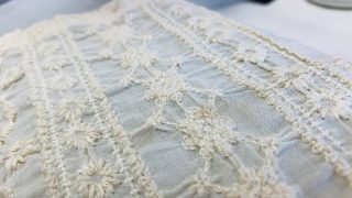 お洋服の古い茶色のシミは切ったリンゴの断面が酸素に触れて茶色くなるのと同じ現象が起こっています