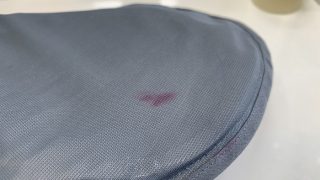水性インクがお洋服に付いた場合には油性に比べて色が定着しやすく水性の方が油性よりも落ちにくいのです